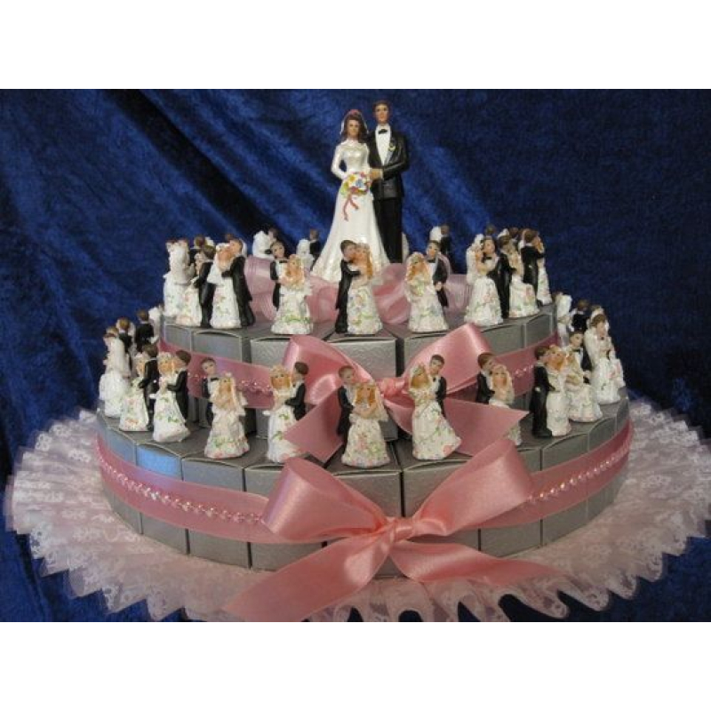 taart met feestelijkebruidspaartjes