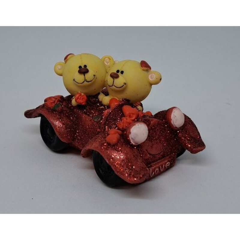 beren bruidspaartje in auto