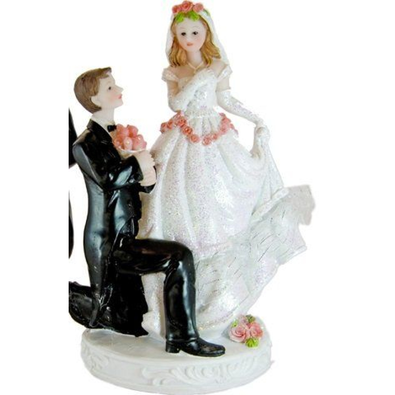 taarttopping bruidspaar knielende man bloemen