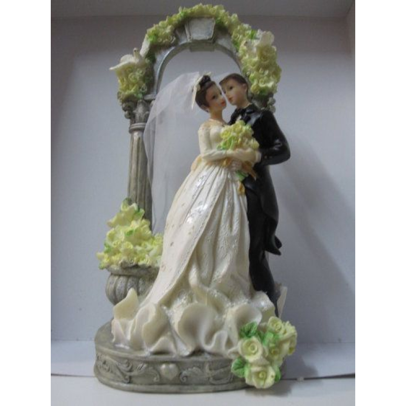 bruidspaar onder boog 29cm